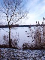 Ufer des zugefrorenen Maschsee in Hannover