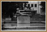 Eine Frau auf Brunnen in Hannover, am 26.07.2010