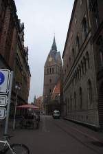 Eine Gasse und im Hintergrund die Markirche in Hnanover, am 26.07.2010