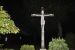 Jesus Kreuz bei Nacht fotografiert.
