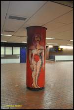 Kunstwerk in der U-Bahn-Station (Markthalle/Landtag im Hannover am 17.12.10)  Frau mit Erdbeere .