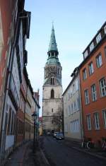 Einen Gasse, mit im Hintergrund der Kreuzkirche im Hannover am 09.01.2011.