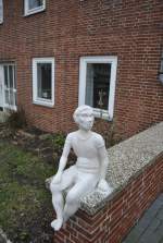 Sitzende Steinfigur, Hannover/Obericklingen.