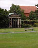 Dieses einem antiken Palast nachempfunden Grabmahl, steht auf dem Friedhof Hannover Stöcken.