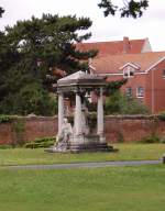 Auf den stdtischen Friedhof Stcken in Hannover steht dieses Grabmahl als eines der wenigen prchtigen, die noch nicht entfernt wurden, 24.Juli 2011.