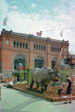 Hannover, am Hauptbahnhof stehen die Urviecher - Sommer 2003