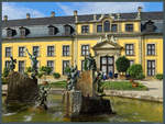 Im Orangeriegarten vor dem 1694 bis 1698 errichteten Galeriegebude von Schloss Herrenhausen sprudelt der Neptunbrunnen.
