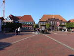 Westerstede, Sparkasse und Rathaus am Marktplatz (08.10.2021)