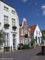Häuser am Hafen von Greetsiel (Landkreis Aurich, Niedersachen - Juli 2006)