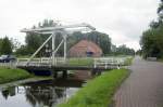 Kanal und Klappbrcke in Westgroefehn (Ostfriesland): Aufnahme: August 2005.
