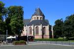 St.-Ludgeri-Kirche am historischen Marktplatz in Norden, Blickrichtung Westen.