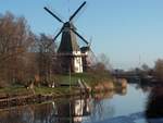 Die vielleicht berühmtesten Mühlen in Ostfriesland sind die Zwillingsmühlen am Ortseingang des ostfriesischen Fischerdorfes Greetsiel am 28.12.2009.