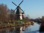 Die vielleicht berhmtesten Mhlen in Ostfriesland sind die Zwillingsmhlen am Ortseingang des ostfriesischen Fischerdorfes Greetsiel am 28.12.2009.