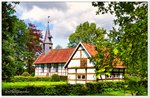 Das kleine Kirchlein im Museumsdorf Cloppenburg, im Vordergrund die alte Dorfschule, Aufnahme aus dem Mai 2014.