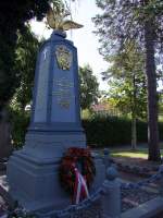 sterreichisches Marine-Ehrenmal auf dem Friedhof bei Ritzebttel, mit einem Kranz des Marinechors aus Ried im Innkreis;090901 