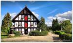 Mhlen-Park (Museum) in Gifhorn, im Bild das Backhaus, rechts der Glockenturm der ein wenig gerichtet werden msste, er gehrt zur benachbarten Russisch Orthodoxen Kirche (nicht mehr im