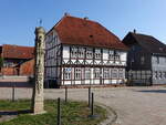 Nrten-Hardenberg, altes Pfarrhaus von 1648 und Denkmal am Stiftsplatz (28.09.2023)