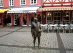 GTTINGEN (Landkreis Gttingen), 02.10.2004, Lichtenberg-Statue auf dem Rathausmarkt