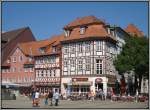 Der Marktplatz in Gttingen mit einigen Fachwerkhusern mit Straencafes, aufgenommen am 24.04.2011.