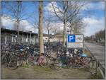 Rings um den Gttinger Bahn- und Busbahnhof sind nahezu alle freien Flchen, vor allem rings um die Bume, mit Fahrrdern zugestellt.