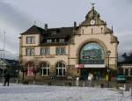 Ostgiebel des 1894 vollendeten Empfangsgebudes in (Bad) Harzburgmit schlichtem Treppengiebel mit seitlichen Voluten und Flgelrad als Giebelbekrnung; 24.01.2015  