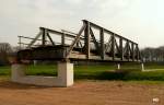 Diese nicht begehbare alte Eisenbahnbrcke aus sterreich berspannt als Kunstskulptur die Vechte an der Grenze zwischen Niedersachsen und NRW