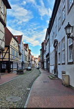 Die Neue Marktstrae in Hameln, mit malerischen Huserfassaden und historischem Straenpflaster.