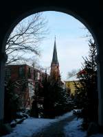 Blick durch den Torbogen des Winsener Schlosses zum 62 Meter hohen Turm der St.