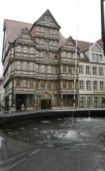 Alte Huser am Hildesheimer Marktplatz mit dem Rolandbrunnen im Vordergrund.