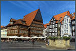 Der historische Marktplatz von Hildesheim wird dominiert vom Knochenhaueramtshaus, dem ehemaligen Gildehaus der Fleischer.