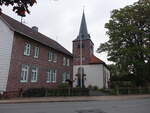 Heinade, evangelische Dorfkirche und Pfarrhaus in der Sollinger Landstrae, Kirche erbaut 1823 (30.09.2023)