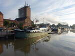 Weener, Speicher und Boote am alten Hafen (10.10.2021)