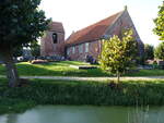 Critzum, evangelische Kirche, Wehrkirche im Zentrum des Dorfes (10.10.2021)