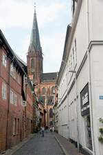 LNEBURG (Landkreis Lneburg), 30.08.2019, Blick durch die Koltmannstrae auf die ber 600 Jahre alte Backsteinkirche St.
