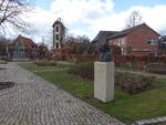 B�cken, Adelbert Hotzen Denkmal und Schlauchturm am Kirchenvorplatz (27.03.2026)
