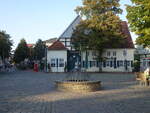 Bramsche, Brunnen und Gasthof Alte Post am Markt (10.10.2021)