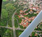 Im August 2010 berfliegen wir den Westrand der Stadt Peine, links liegt die Fuhseniederung, dadurch geht die Westumgehung welche nach oben in die Celler Strae bergeht.