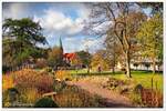 Kleiner Park auf dem Altgelnde vom Diakonie Krankenhaus Rotenburg/Wmme, die Kirche im Hintergrund gehrt auch zur Diakonie.