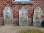 Oiste, historische Grabsteine an der Kirche (27.03.2026)