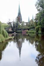OLDENBURG/Oldb., 30.08.2025, Blick �ber den Schlossteich auf den Turm der Lambertikirche, der zentralen und �ltesten evangelischen Kirche Oldenburgs