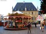 Das Karussell vor dem historischen Rathaus hat inzwischen geöffnet (Osnabrück, Niedersachsen, Dezember 2013)