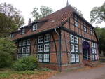 Gro�burgwedel, K�sterhaus, erbaut 1833, Lehrerwohnung bis 1939, heute Sitz diakonischer Einrichtungen (18.09.2025)