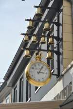 Glodenne Glocken und Uhr in der Fugngerzone in Wunstdorf, Foto vom 21.Mrz 2011.
