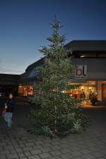 Tannenbaum, mit Weihnachtsbeuchtung am 24.11.10 in Neuen Zentrum von Lehrte.