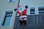 Von einen Balkon grt der Weihnachtsman,  im Lehrte am 05.12.10.