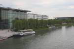 Wolfsburg Autostadt 25.10.2012  Blick von der Fugngerbrcke ber den Mittellandkanal auf das Hauptgebude  der Autostadt mit dem Schiffanleger.