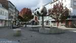 Aachen, Kugelbrunnen, Adalbertstrae, 1977, Knstler: Albert Sous, Betonbecken mit Keramikkugeln; Edelstahlsule mit einer sich ffnenden und schlieenden Kugel als nachempfundene Blte; seitlich