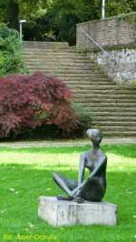 Aachen - Die Sitzende, Kurpark Burtscheid, 1962, Knstler: Heide Dobberkau, Bronze,  (18.10.2012)