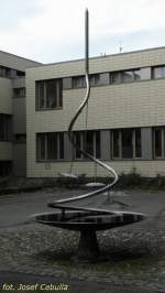 Aachen-Burtscheid - Wasserspiele, 1969, Knstler: Philipp Anton, Edelstahlbrunnen; zurckfallendes Wasser bringt Schale zum Klingen, (19.10.2012)