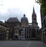 DER AACHENER DOM-NORDFASSADE  Mit dem karolingischen OKTOGON,der Pfalzkapelle Karls des Groen,in der Mitte,zeigt sich der ber 1200-jhrige DOM,  Krnungsort